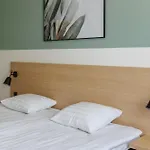 River Hotel *